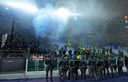 Aus den Blöcken von Eintracht und Rom flogen Böller. - © Giuseppe Maffia/dpa