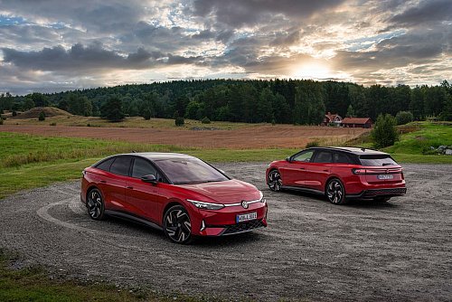Sportliches Duo: Nicht nur die Limousine, auch den Tourer (rechts) vom ID gibt es als GTX. - © Volkswagen AG/dpa-tmn