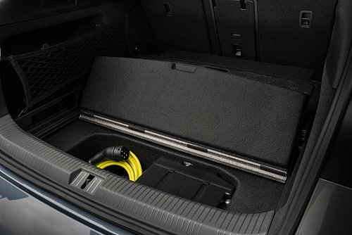 Mit doppeltem Boden: Im Fach unter dem Ladeboden kann das Ladekabel verstaut werden. - © Volkswagen AG/dpa-tmn
