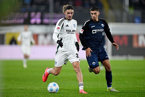 Taylan Bulut (l) zählt zu den jungen Hoffnungsträgern auf Schalke. - © David Inderlied/dpa