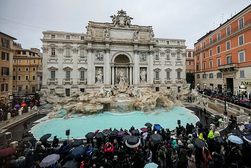 Der Trevi-Brunnen erstrahlt in neuem Glanz. - © Andrew Medichini/AP/dpa