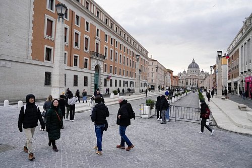 Vorher eine vielbefahrene Straße, nun eine Fußgängerzone. - © Gregorio Borgia/AP/dpa