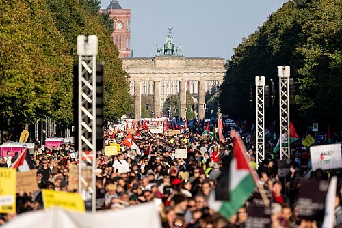 Mehr als 100.000 Menschen haben nach Schätzung der Veranstalter am Gaza-Protest teilgenommen. Die Polizei nannte etwas niedrigere Zahlen. - © Fabian Sommer/dpa