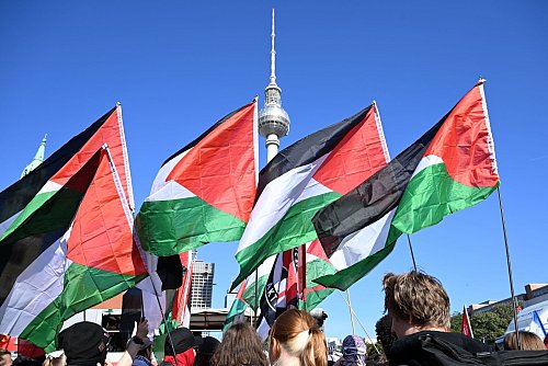 Die Demonstration startete am Alexanderplatz. - © Annette Riedl/dpa