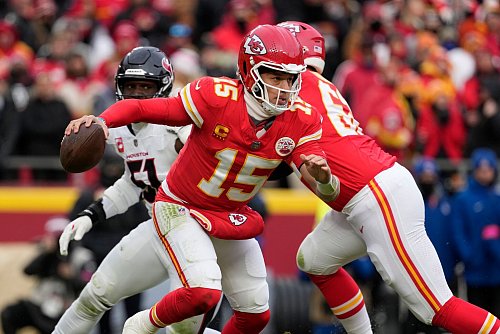 Patrick Mahomes bekam oft und viel Druck durch die Texans. - © Ed Zurga/AP/dpa