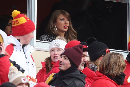 Sängerin Taylor Swift jubelte ausgelassen über das gute Spiel ihres Partners Travis Kelce. - © Travis Heying/AP/dpa