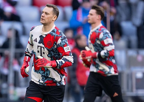 Manuel Neuer (l) fehlt dem FC Bayern weiter, Jonas Urbig (r) vertritt ihn. - © Sven Hoppe/dpa