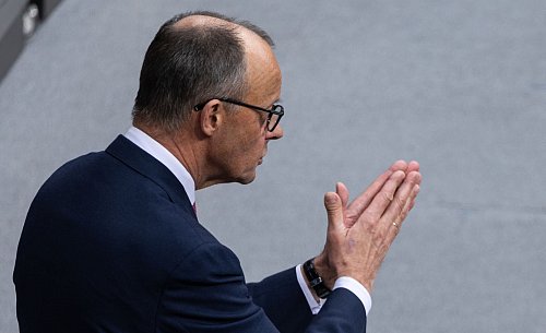 Friedrich Merz, Kanzlerkandidat der Union, fordert schon lange einen härteren Kurs in der Migrationspolitik (Archivbild). - © Hannes P Albert/dpa