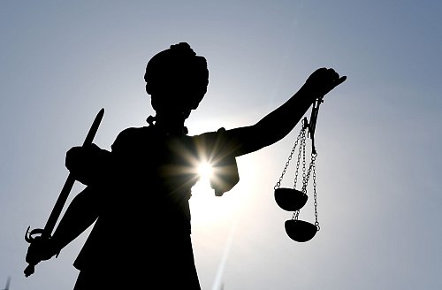 Gericht bestätigt Kirmesverbot für 16-Jährigen. - © Arne Dedert/dpa
