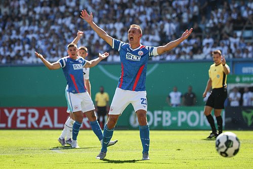 Rostock brachte viel Leidenschaft ins Spiel. - © Christian Charisius/dpa