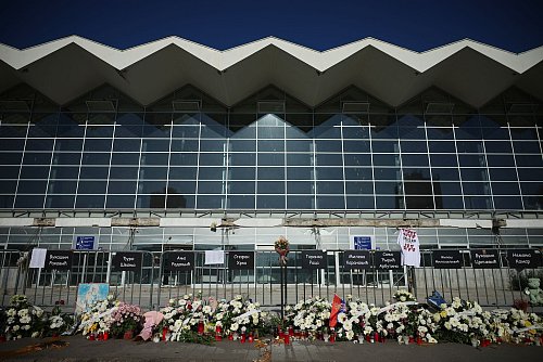 Vor dem Bahnhof, wo sich die Tragödie ereignete, legten Bürger und Studierende Kränze und Blumen für die 16 Opfer nieder. - © Armin Durgut/AP/dpa