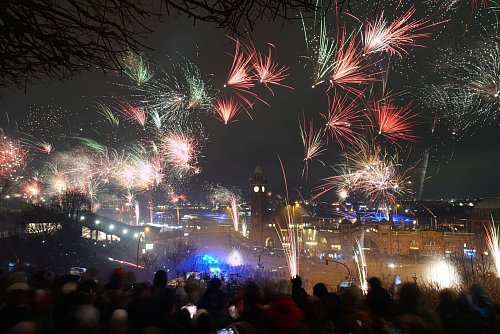 Initiativen und Verbände fordern ein Verbot von privatem Feuerwerk. (Archiv) - © Marcus Brandt/dpa