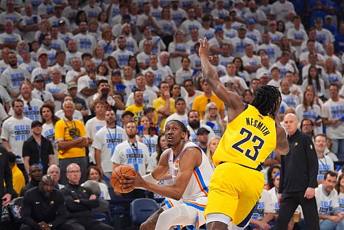 Jalen Williams (l) hatte einen ganz großen Abend beim Sieg für OKC. - © Kyle Phillips/AP/dpa