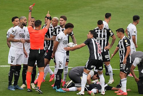 Gregore erhielt nach nicht einmal einer Minute Spielzeit wegen groben Foulspiels die Rote Karte. - © Natacha Pisarenko/AP/dpa