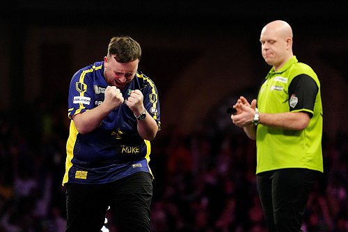 Da staunt auch Ex-Champion Michael van Gerwen. - © Zac Goodwin/PA Wire/dpa