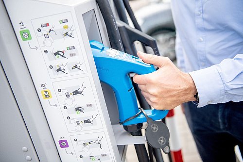 Laden - Fahren - Sparen: Wer zu Hause oder an einem andern Ort regelmäßig für sein Fahrprofil passend laden kann, dürfte schon mal über ein E-Auto nachgedacht haben. - © Zacharie Scheurer/dpa-tmn