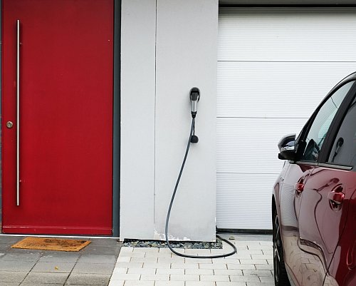 Meine eigene «Tankstelle»: Zuhause - vielleicht sogar mit selbst produziertem Solarstrom - laden zu können, spricht bei so manchem für die Anschaffung eines E-Autos. - © Bernd Diekjobst/dpa-tmn