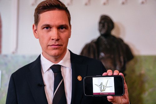 Der Vorsitzende des Nobelkomitees, Jørgen Watne Frydnes, zeigt das Logo der Gewinner-Organisation: eine stilisierte Friedenstaube. - © Javad Parsa/NTB/dpa