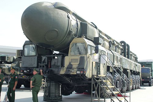 Eine Interkontinentalrakete vom Typ Topol wird auf einer Rüstungsmesse in Russland präsentiert. - © -/YNA/dpa