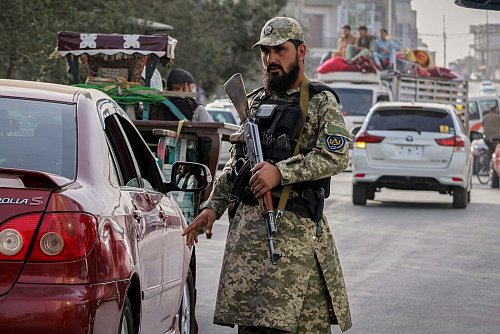 Vor allem für Frauen sind die Lebensbedingungen in Afghanistan seit der erneuten Machtübernahme durch die Taliban im August 2021 schwierig. (Archivfoto) - © Siddiqullah Alizai/AP/dpa