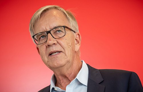 Trotz Milliardenförderung des Bundes für E-Autos geht es nach Worten von Bartsch «der deutschen Autoindustrie so schlecht wie nie». (Archivbild) - © Michael Kappeler/dpa
