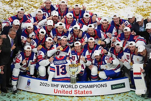Das US-Team gedachte beim WM-Erfolg dem verstorbenen Johnny Gaudreau. - © Petr David Josek/AP/dpa