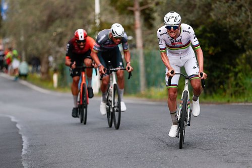 Bei den Attacken von Tadej Pogacar ließ sich Mathieu van der Poel nicht abschütteln. - © Gian Mattia D\\\'Alberto/LaPresse/AP/dpa