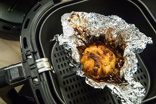 Onion Boil ganz simpel: Die Riesenzwiebel wird kreuzweise eingeschnitten, mit verschiedenen Gewürzen sowie Butter in Alufolie gewickelt und im Ofen oder in der Heißluftfritteuse weich gegart. - © Christin Klose/dpa-tmn