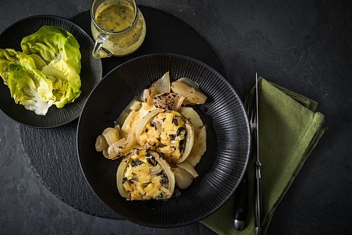 Diese vegetarische Variante einer gefüllten Zwiebel hat ein Innenleben aus Kartoffeln und Oliven. Serviert wird sie mit Kartoffelpüree und Bratensud. - © Christin Klose/dpa-tmn