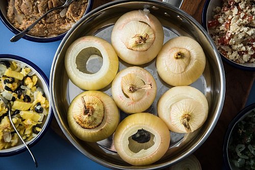 Für gefüllte Zwiebeln bieten sich die verschiedensten Füllungen an, etwa Hackfleisch und Zwiebeln oder auch Lammfleisch mit Spinat. - © Christin Klose/dpa-tmn
