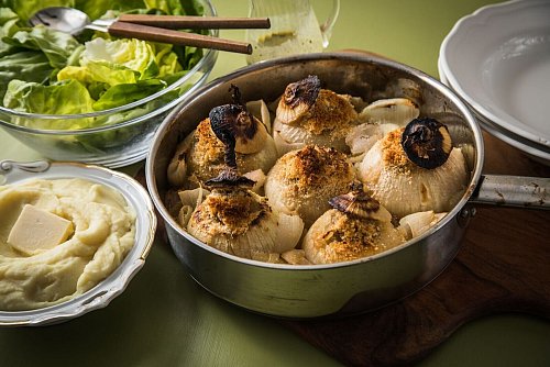 Zu gefüllten Zwiebeln passen gut frischer Salat und Kartoffelpüree. - © Christin Klose/dpa-tmn