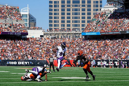 Lamar Jackson (Mitte) führte die Baltimore Ravens mit einer starken Leistung zum Sieg in Cincinnati. - © Jeff Dean/AP/dpa