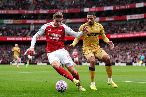 Viktor Gyokeres (l) von Arsenal und Maxence Lacroix von Crystal Palace im umkämpften Derby. - © John Walton/PA Wire/dpa