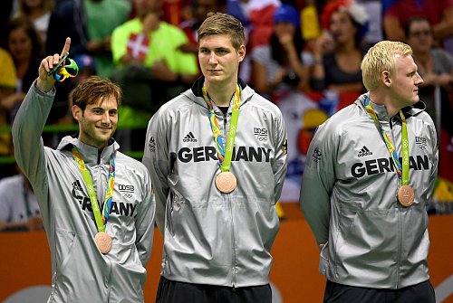 2016 gewann Patrick Wiencek (r.) mit Finn Lemke und Uwe Gensheimer (r) Olympia-Bronze. - © picture alliance / dpa