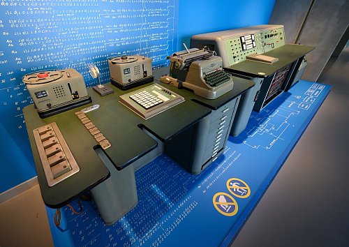 Der Relaisrechner Z11 ist eine der Rechenmaschinen, die Zuse entwickelt hat - und in Hoyerswerda ausgestellt. - © Robert Michael/dpa/dpa-tmn