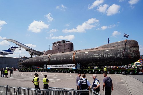 Die neueste Attraktion: Das Marine-U-Boot U17 trifft im Technik Museum Sinsheim ein. - © Uwe Anspach/dpa/dpa-tmn