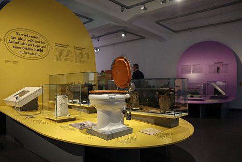 Ein Toilettenmodell aus der Reichsbahnzeit von 1930: Eine Sonderausstellung im DB-Museum widmet sich noch bis Mai 2025 der Geschichte der Zugtoilette. - © Daniel Löb/dpa/dpa-tmn