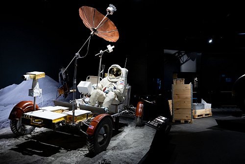 Mondexpedition in München: Im Deutschen Museum ist auch die Nachbildung eines Mondfahrzeugs der Apollo-15-Mission ausgestellt. - © Sven Hoppe/dpa/dpa-tmn