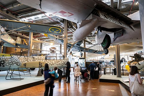 Auch im Inneren des Berliner Technikmuseums hängen viele Flugzeuge herum - die Luftfahrtausstellung in den oberen Stockwerken zählt zu den Highlights des Hauses. - © Christophe Gateau/dpa/dpa-tmn