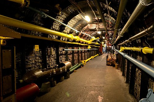 Wie in einem echten Stollen: Man könnte glatt vergessen, dass das Anschauungsbergwerk in Bochum ein Nachbau ist. - © Horst Ossinger/dpa/dpa-tmn