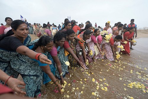 Die im Osten von Indien gelegenen Strände waren damals betroffen. - © Mahesh Kumar A./AP/dpa