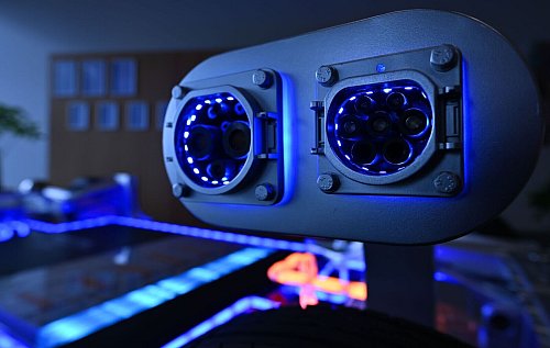 In Arnstadt werden Batteriezellen produziert und auch getestet. - © Martin Schutt/dpa