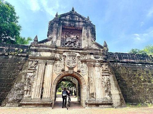 Das im 16. Jahrhundert von den Spaniern gebaute Fort Santiago gehört zu den Attraktionen im Stadtviertel Intramuros. - © Carola Frentzen/dpa-tmn