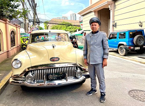 Stilecht in Uniform und mit Vintage-Mütze: Ein Chauffeur kutschiert Touristen im restaurierten Oldtimer durch die philippinische Hauptstadt. - © Carola Frentzen/dpa-tmn