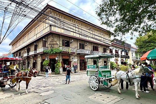 Historische Kolonialbauten und Pferdekutschen prägen das Bild im Stadtviertel Intramuros. - © Carola Frentzen/dpa-tmn