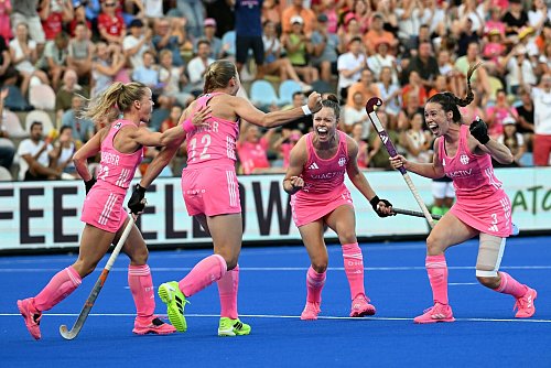 Jubel über den deutschen Führungstreffer. - © Federico Gambarini/dpa