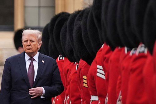 Trump ist ein Fan der britischen Monarchie. - © Evan Vucci/AP/dpa