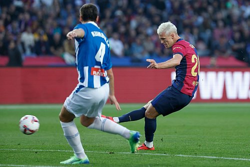Spielt Olmo bald wieder für den FC Barcelona? - © Joan Monfort/AP/dpa