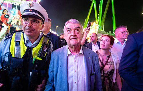 Mehr Polizei, mehr Kontrollen: Wüst und Reul bei Volksfest - © Benjamin Westhoff/dpa