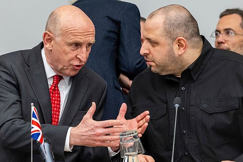 Der ukrainische Verteidigungsminister Rustem Umjerow (r), hier mit seinem britischen Kollegen John Healey, bedankt sich bei Deutschland. - © Geert Vanden Wijngaert/AP/dpa